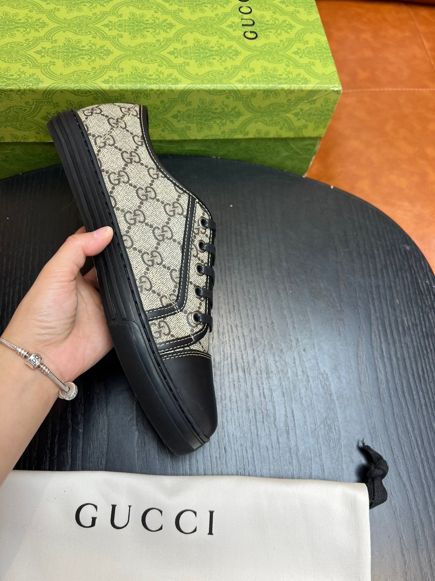 Mehrfarbige Schuhe