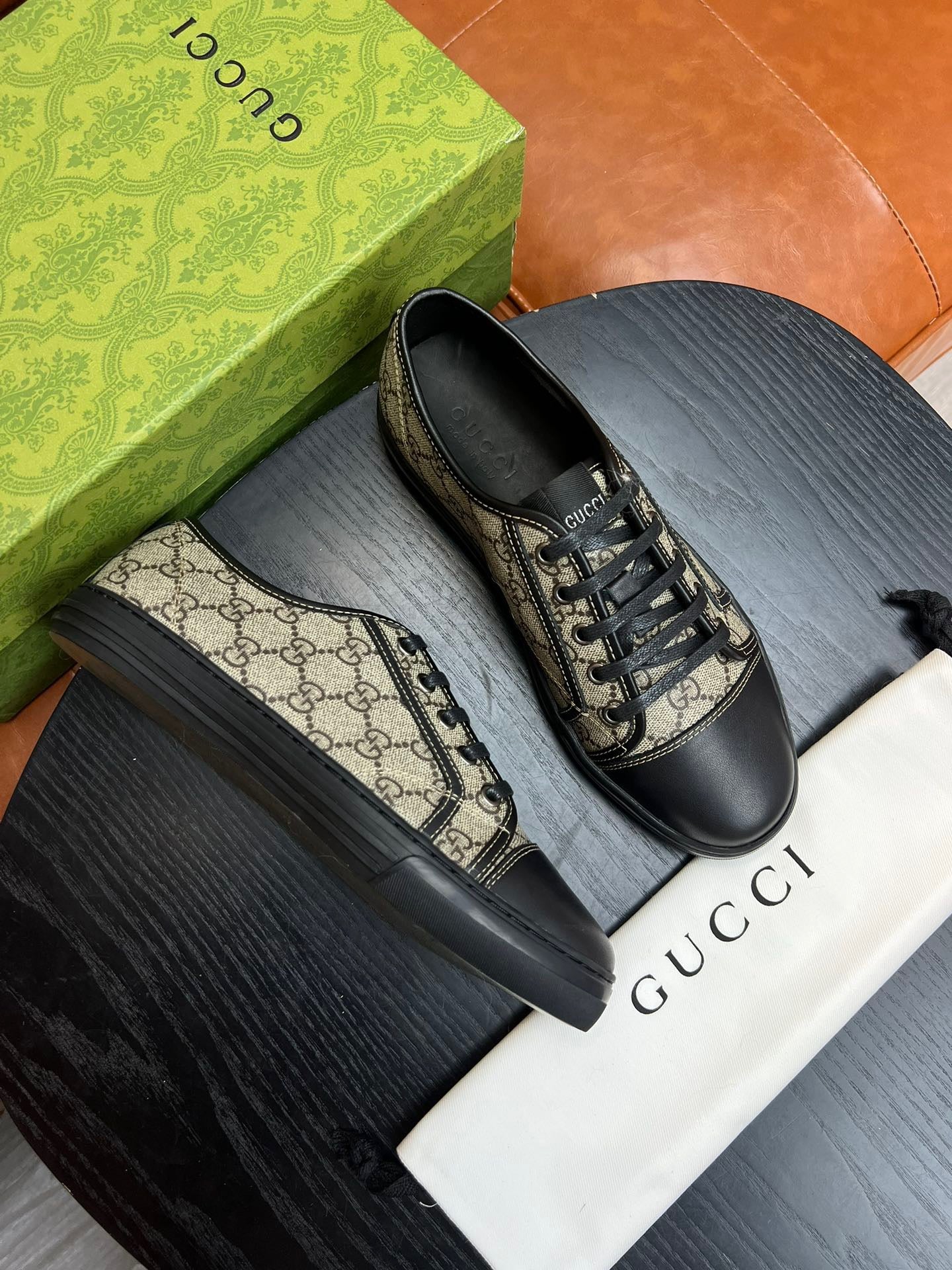 Mehrfarbige Schuhe