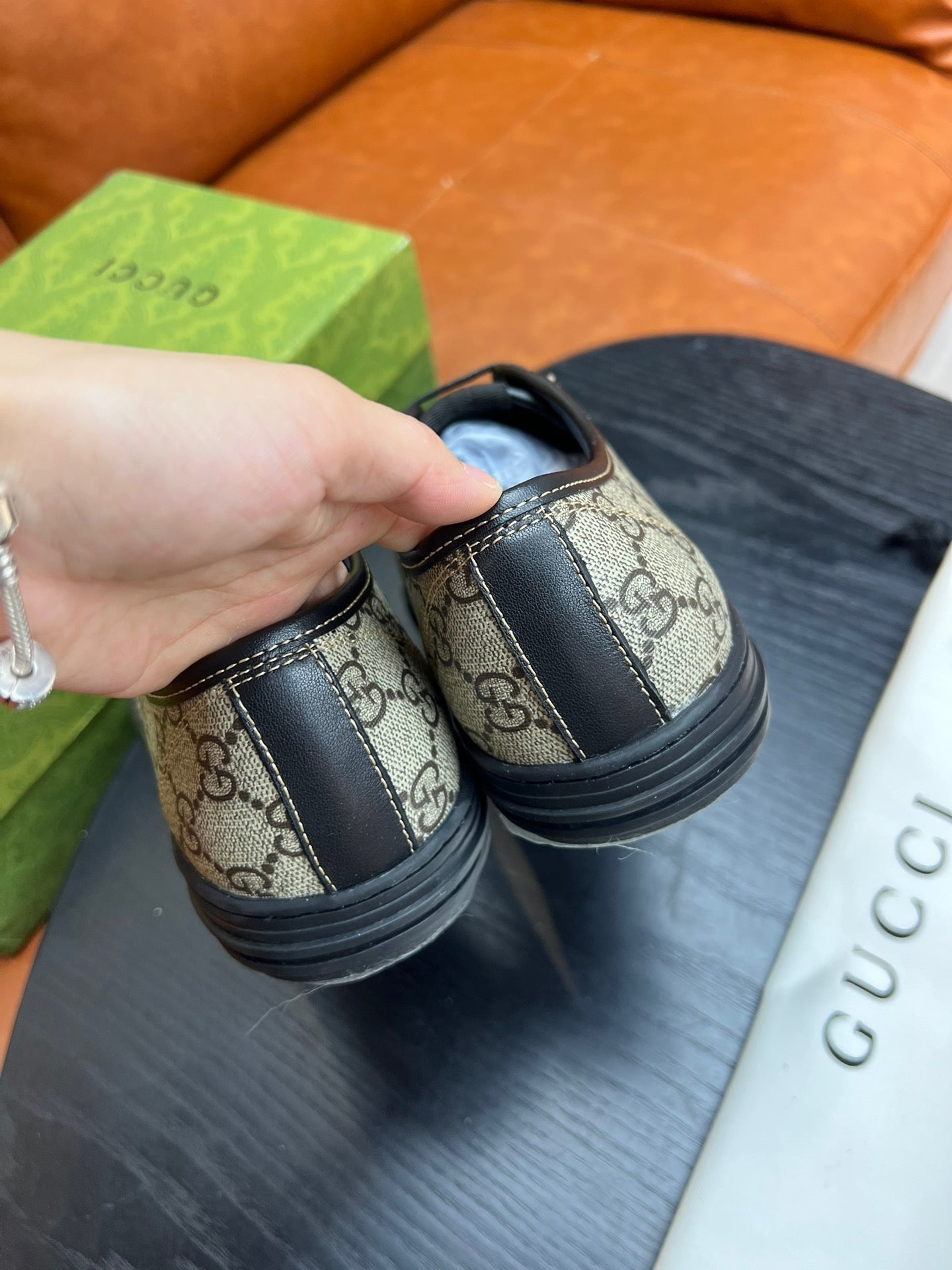 Mehrfarbige Schuhe