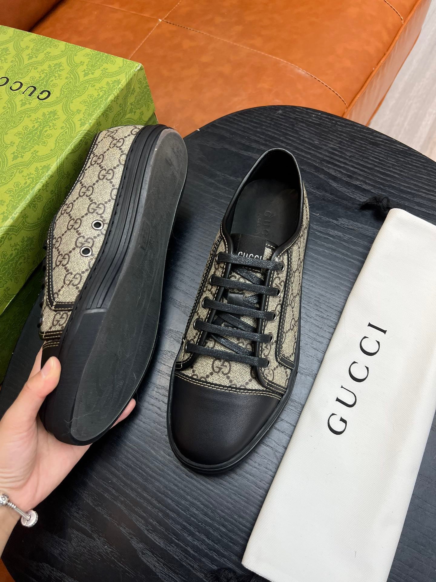 Mehrfarbige Schuhe