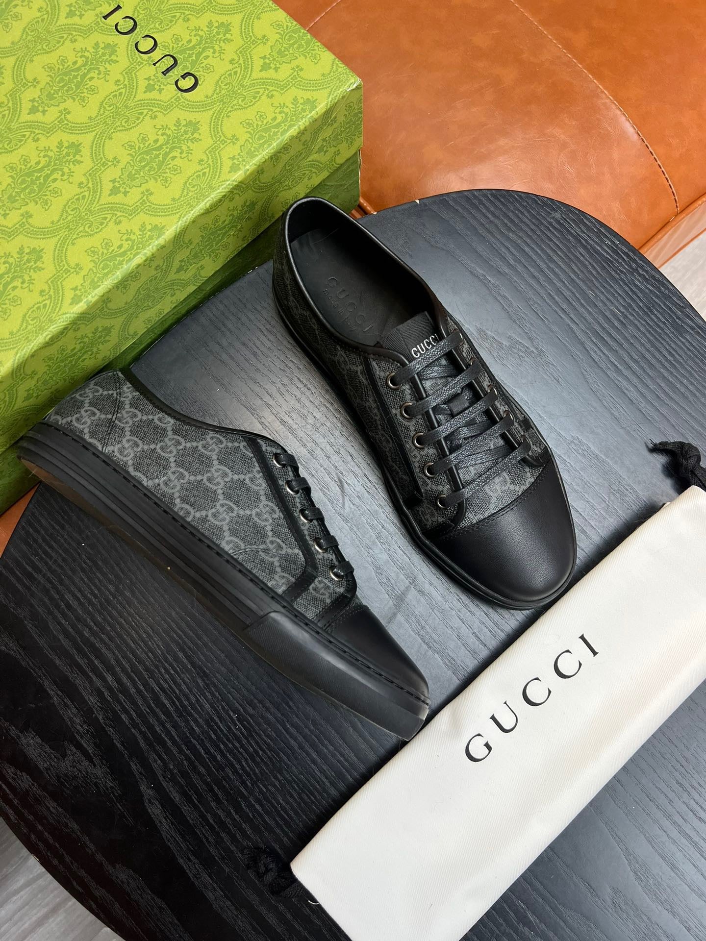 Mehrfarbige Schuhe