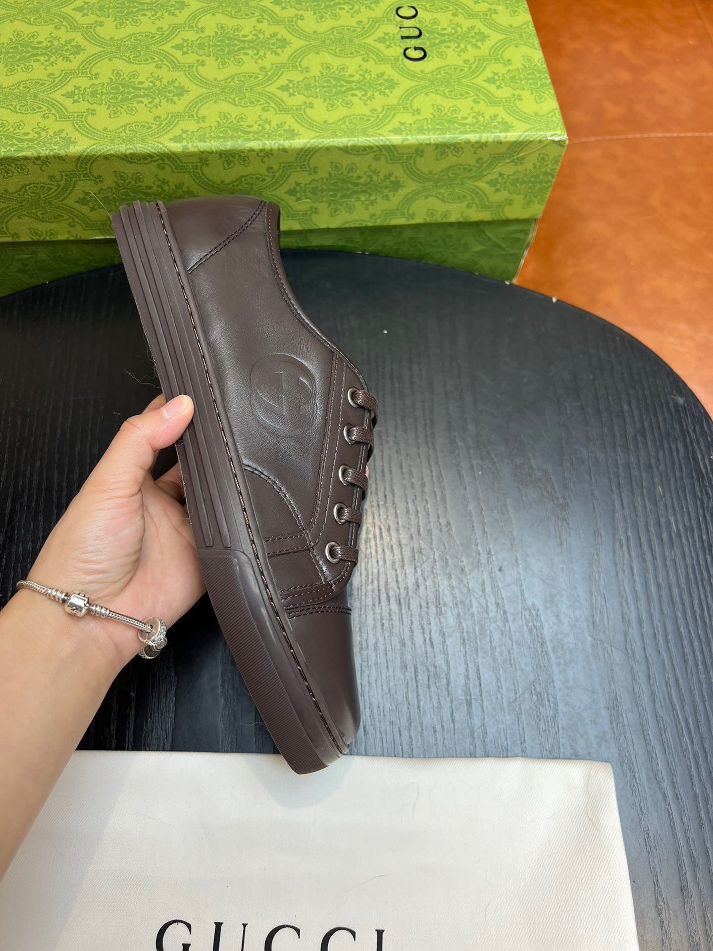 Zapatos marrones, blancos y negros