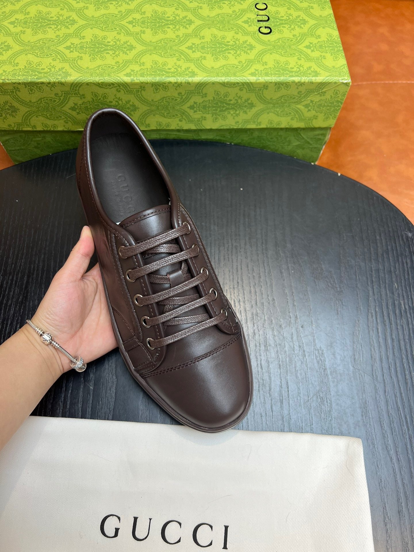 Braune, weiße und schwarze Schuhe