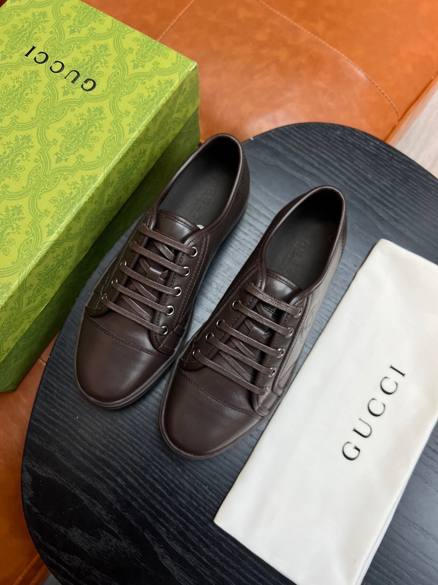 Zapatos marrones, blancos y negros