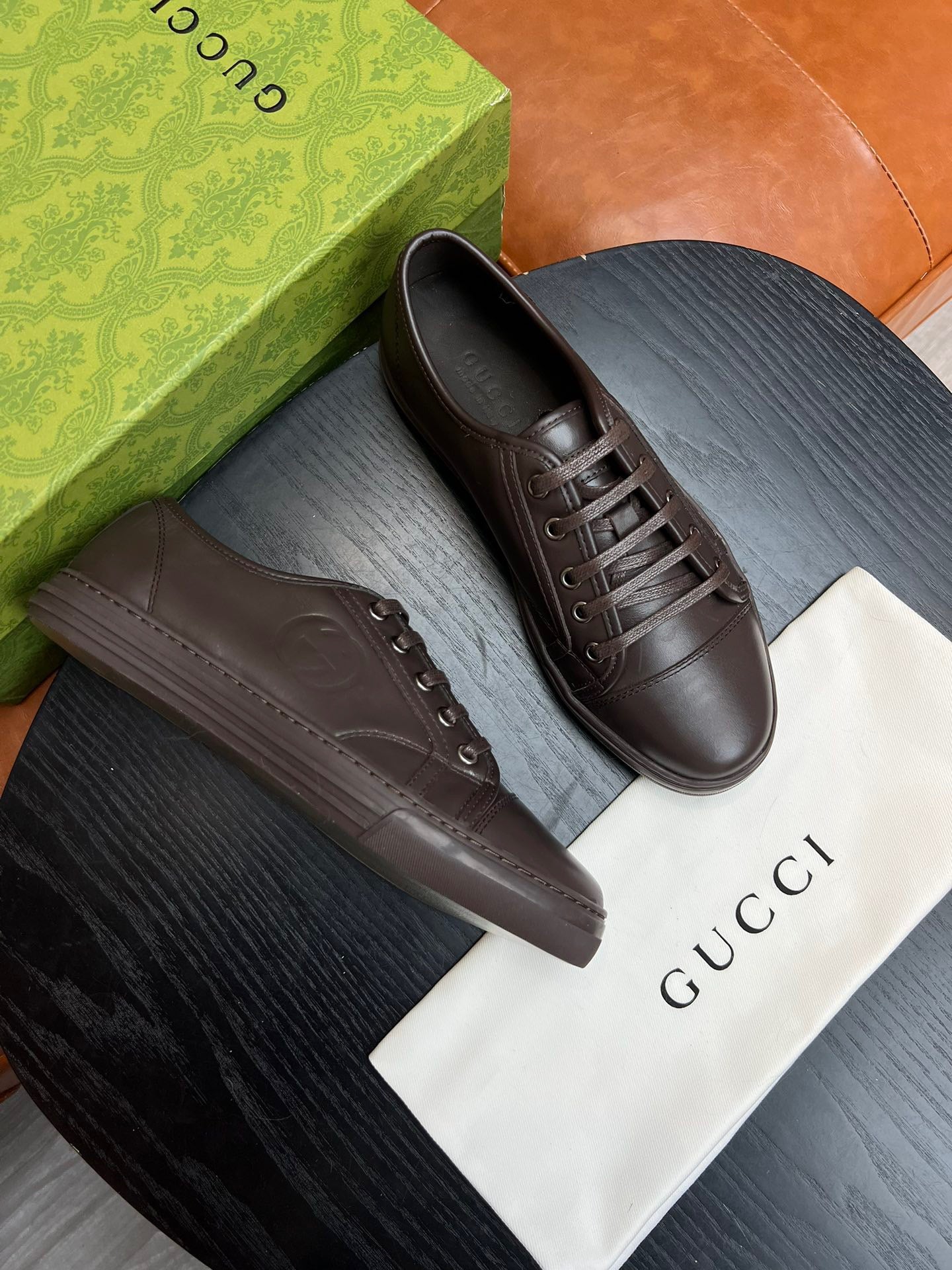 Braune, weiße und schwarze Schuhe