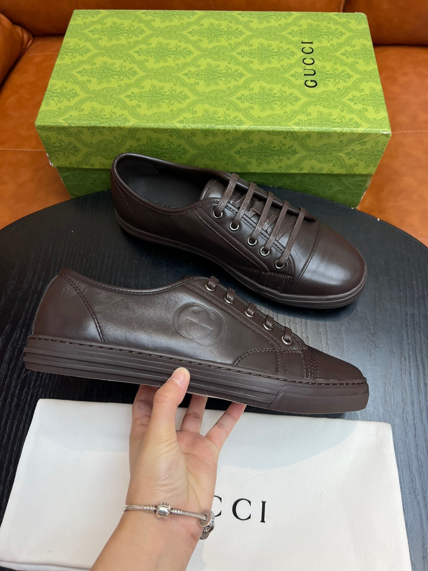 Braune, weiße und schwarze Schuhe