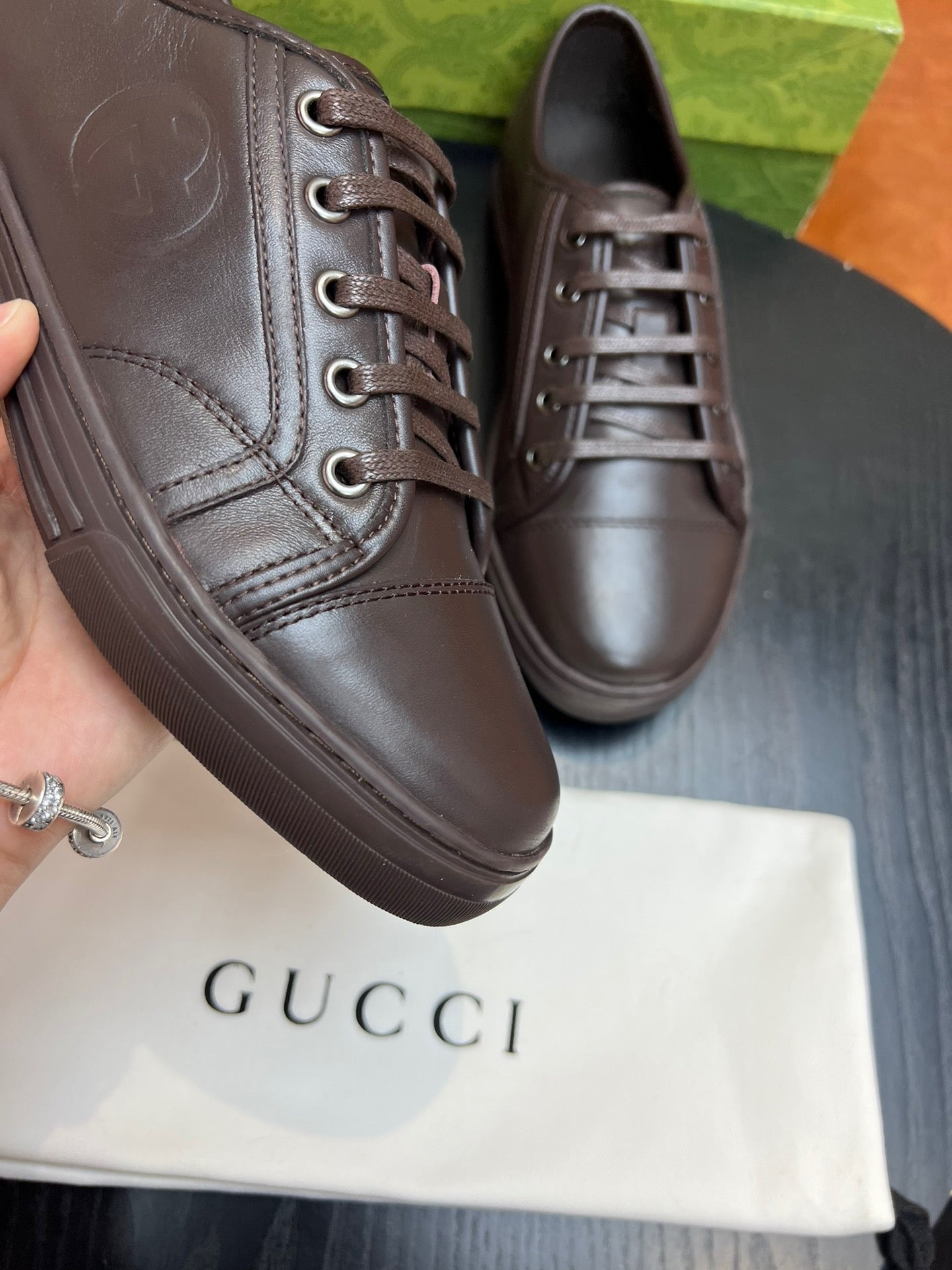 Zapatos marrones, blancos y negros