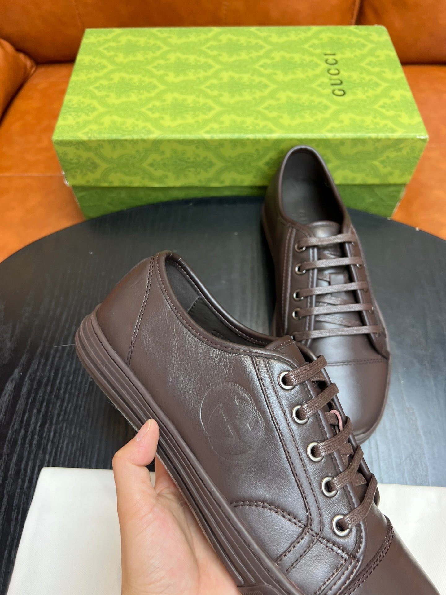 Zapatos marrones, blancos y negros