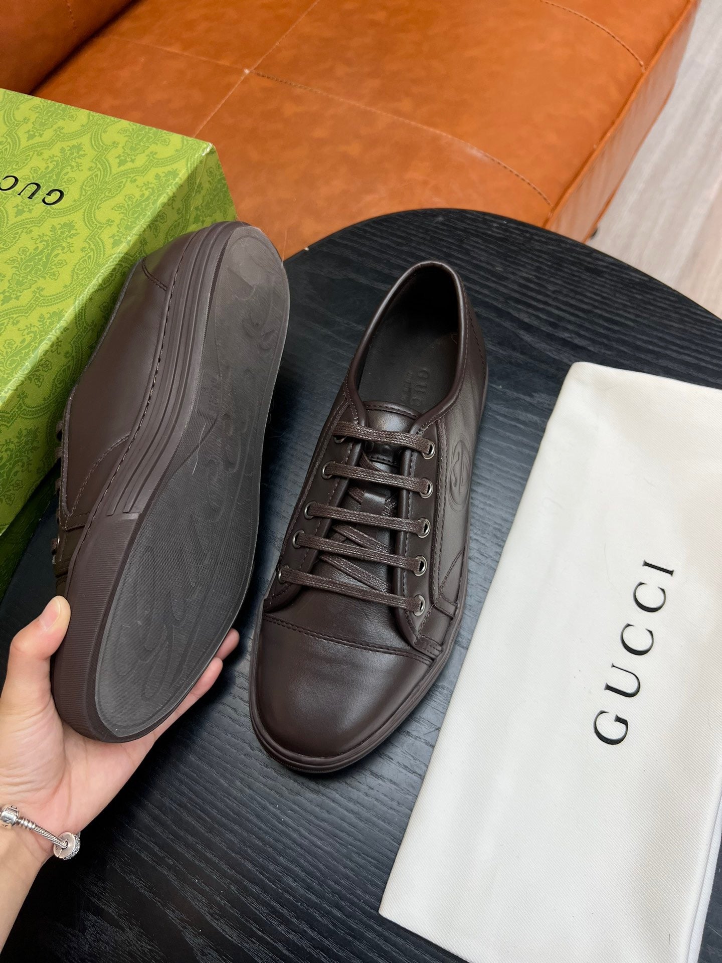 Zapatos marrones, blancos y negros