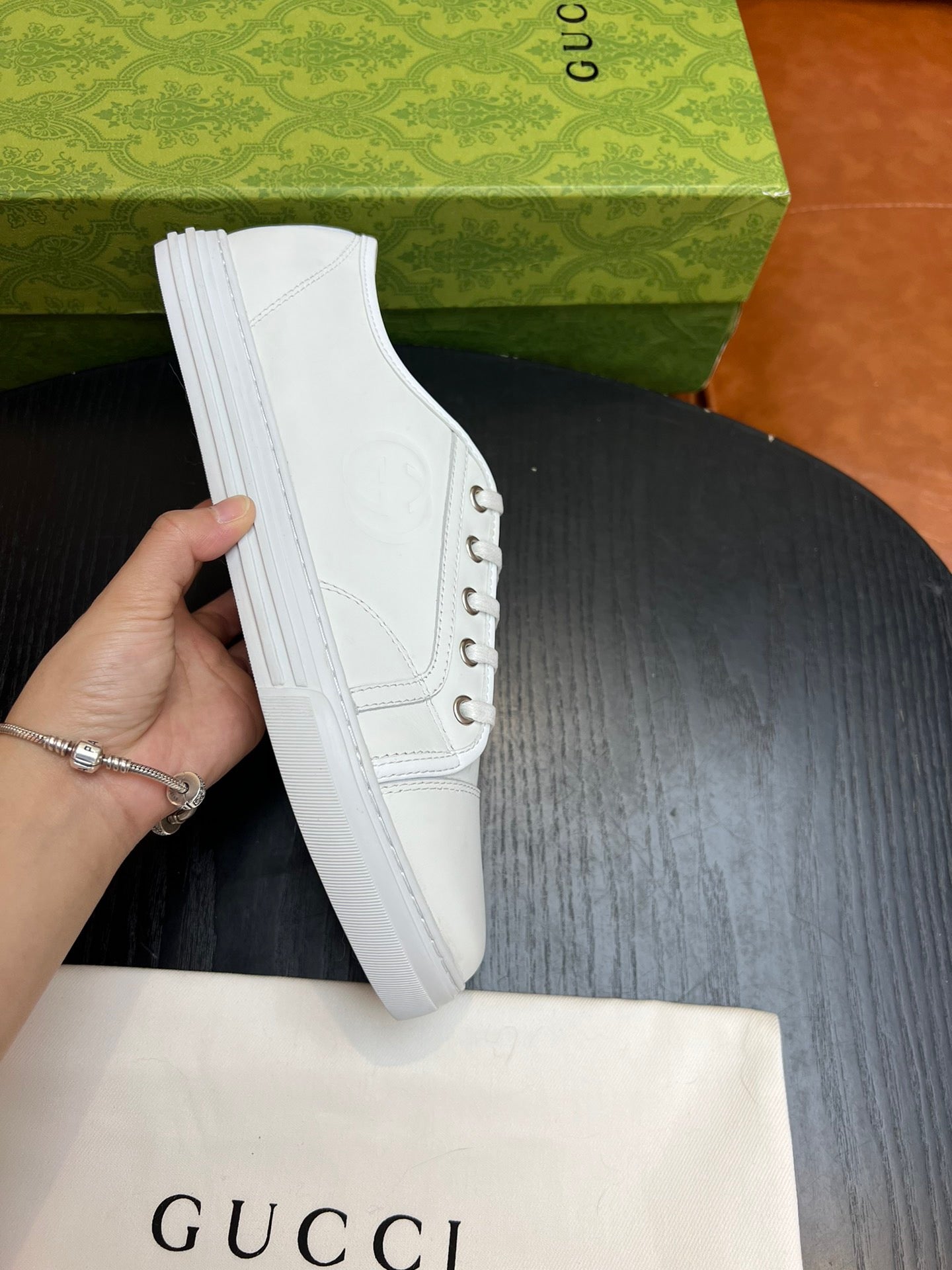 Braune, weiße und schwarze Schuhe