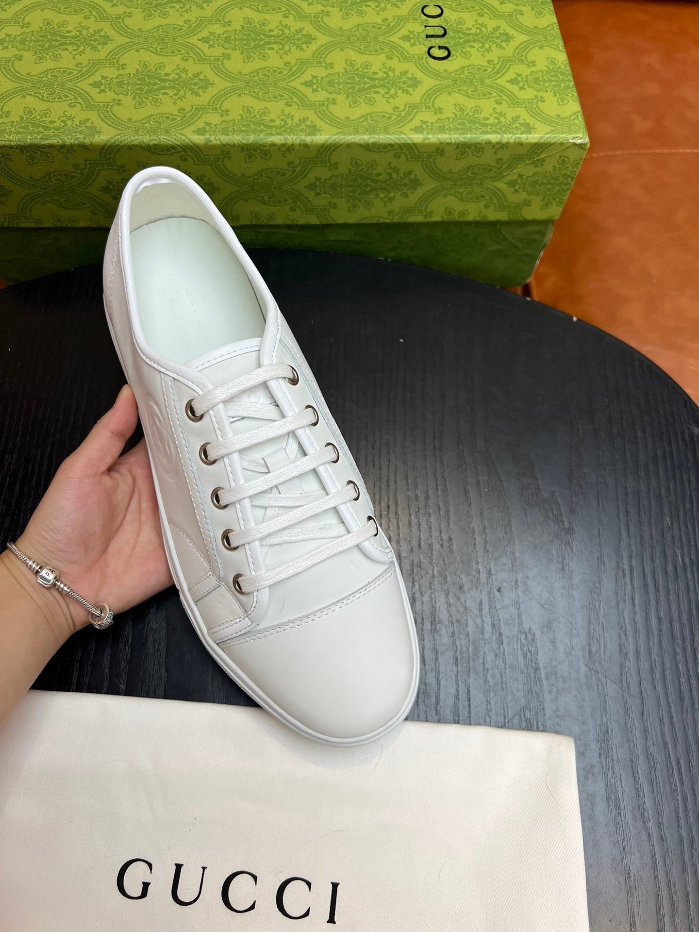 Zapatos marrones, blancos y negros