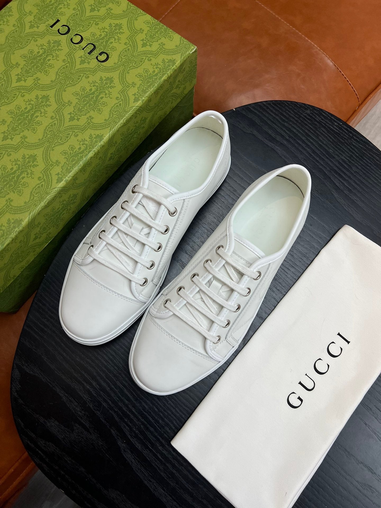 Zapatos marrones, blancos y negros