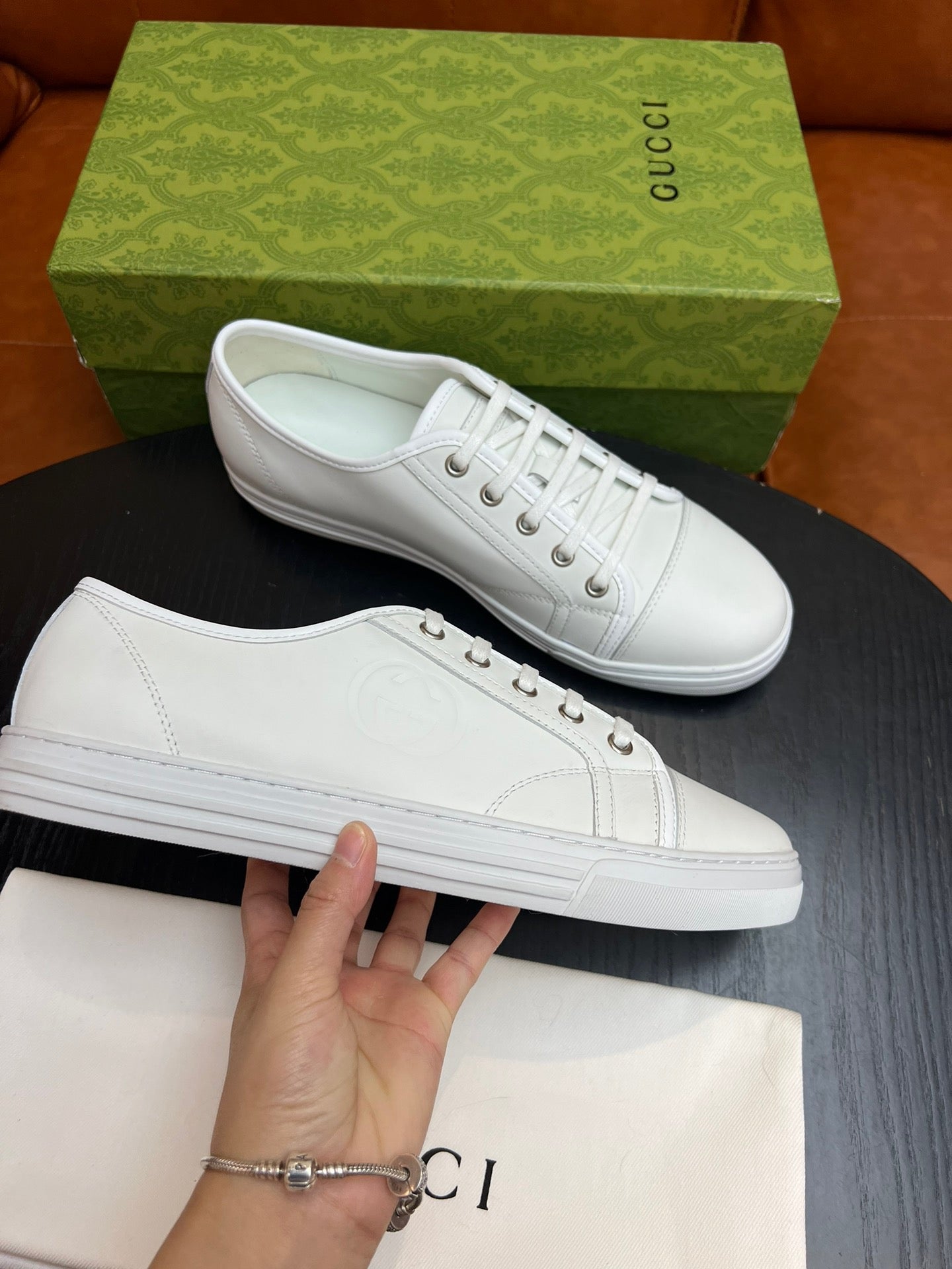 Zapatos marrones, blancos y negros