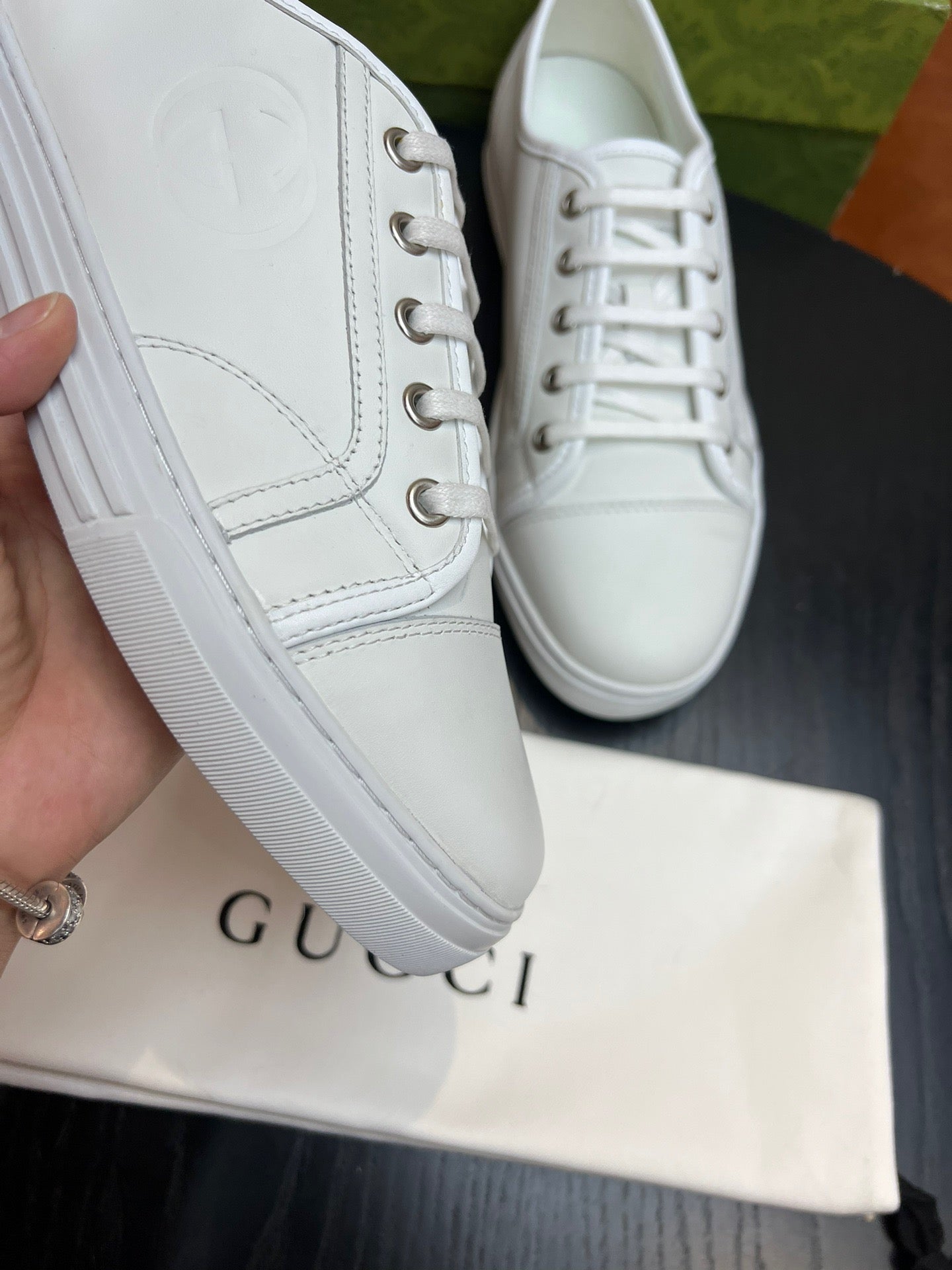 Braune, weiße und schwarze Schuhe