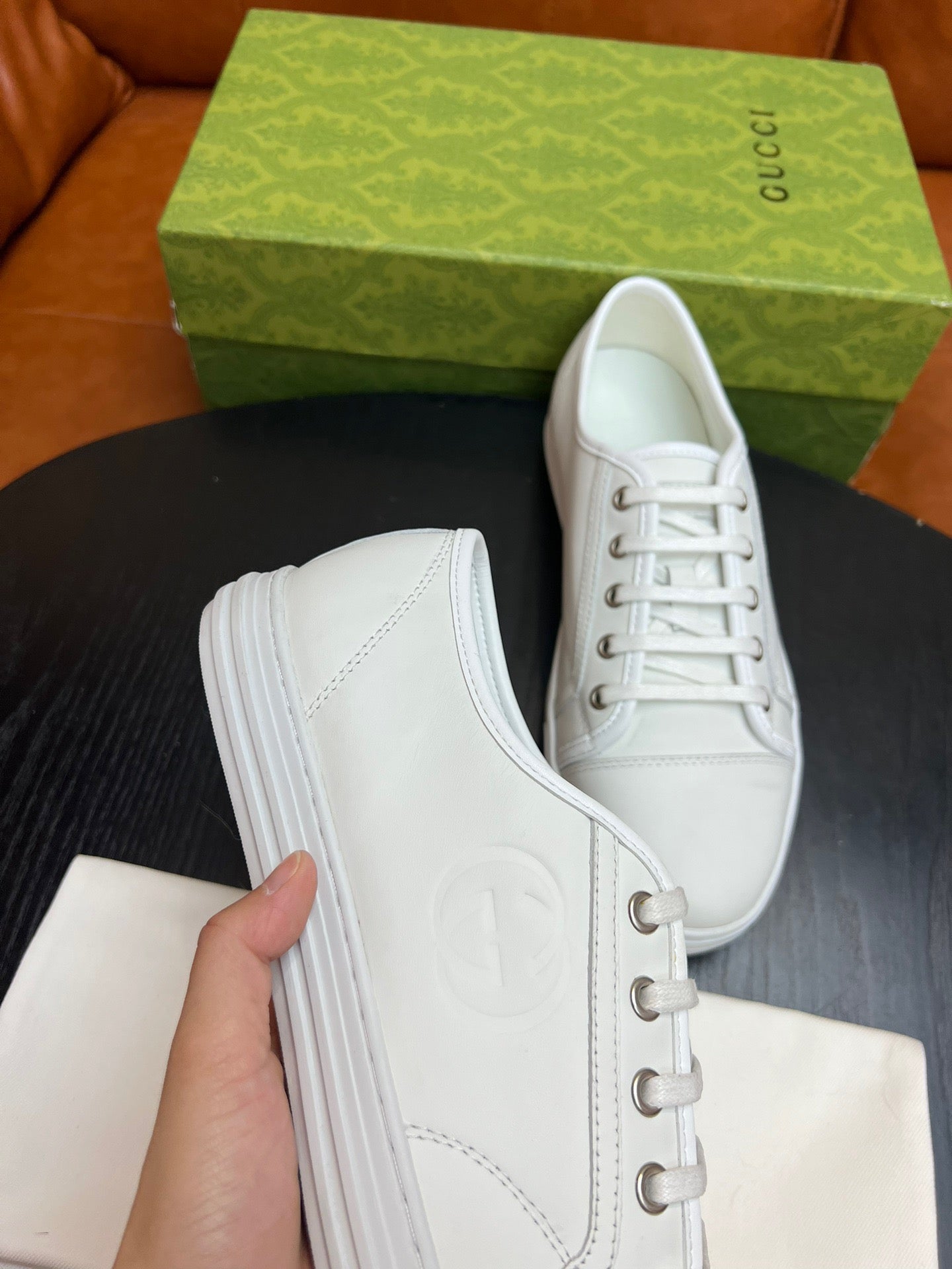 Zapatos marrones, blancos y negros