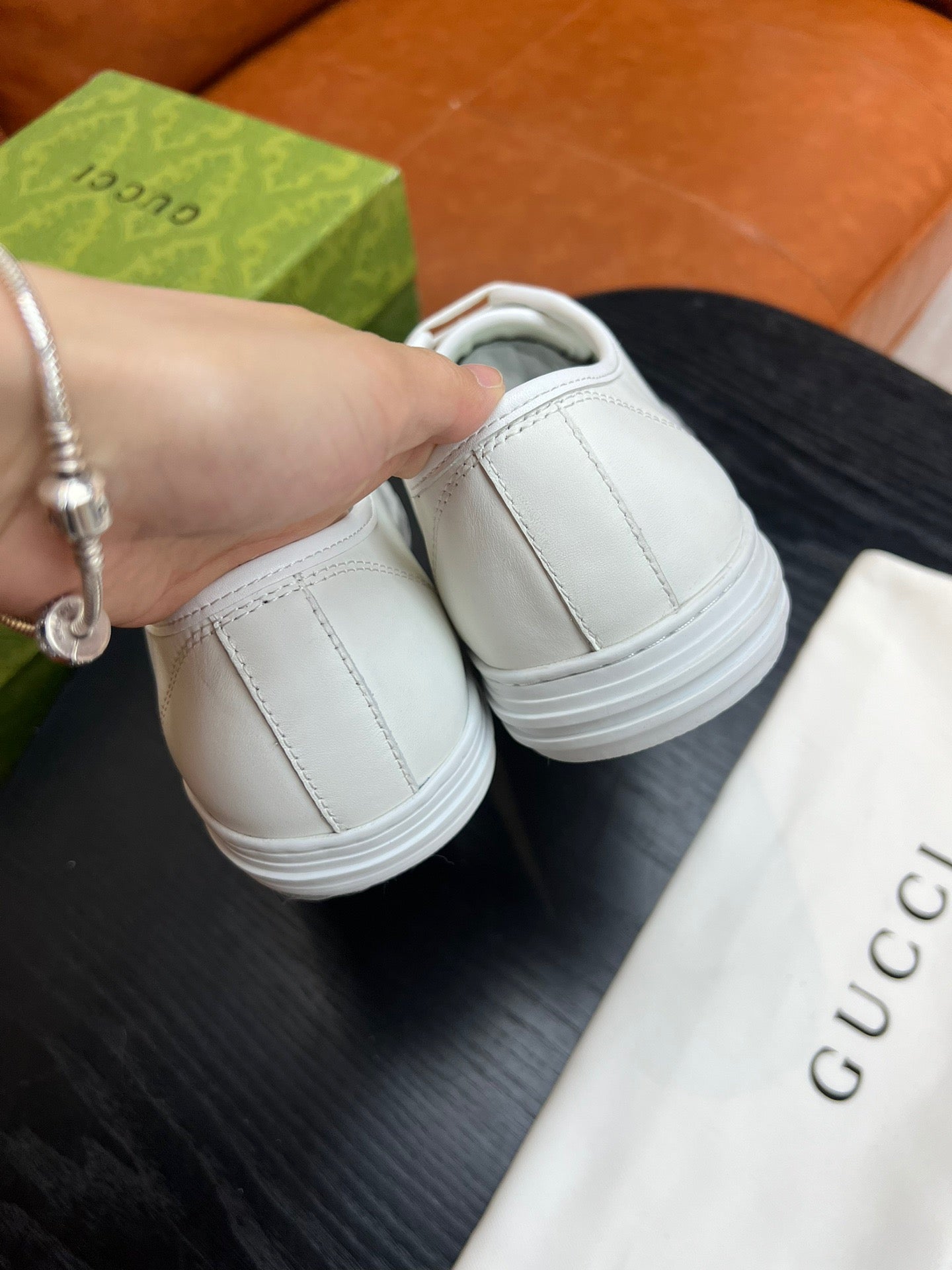 Zapatos marrones, blancos y negros