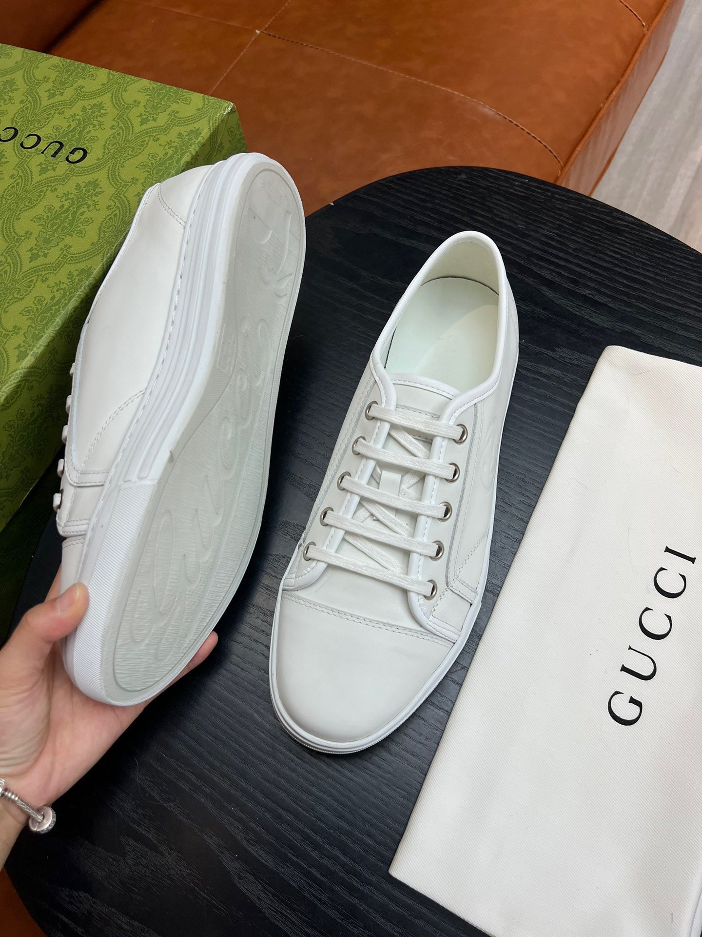 Zapatos marrones, blancos y negros