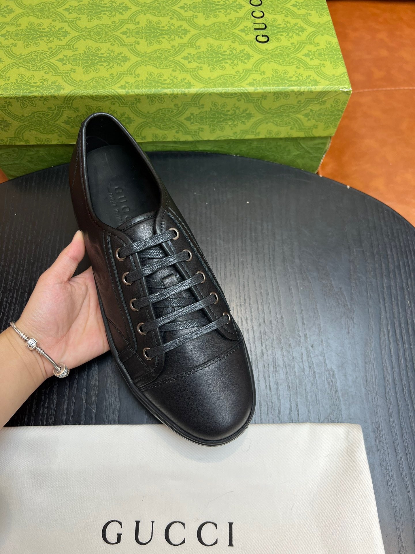 Zapatos marrones, blancos y negros