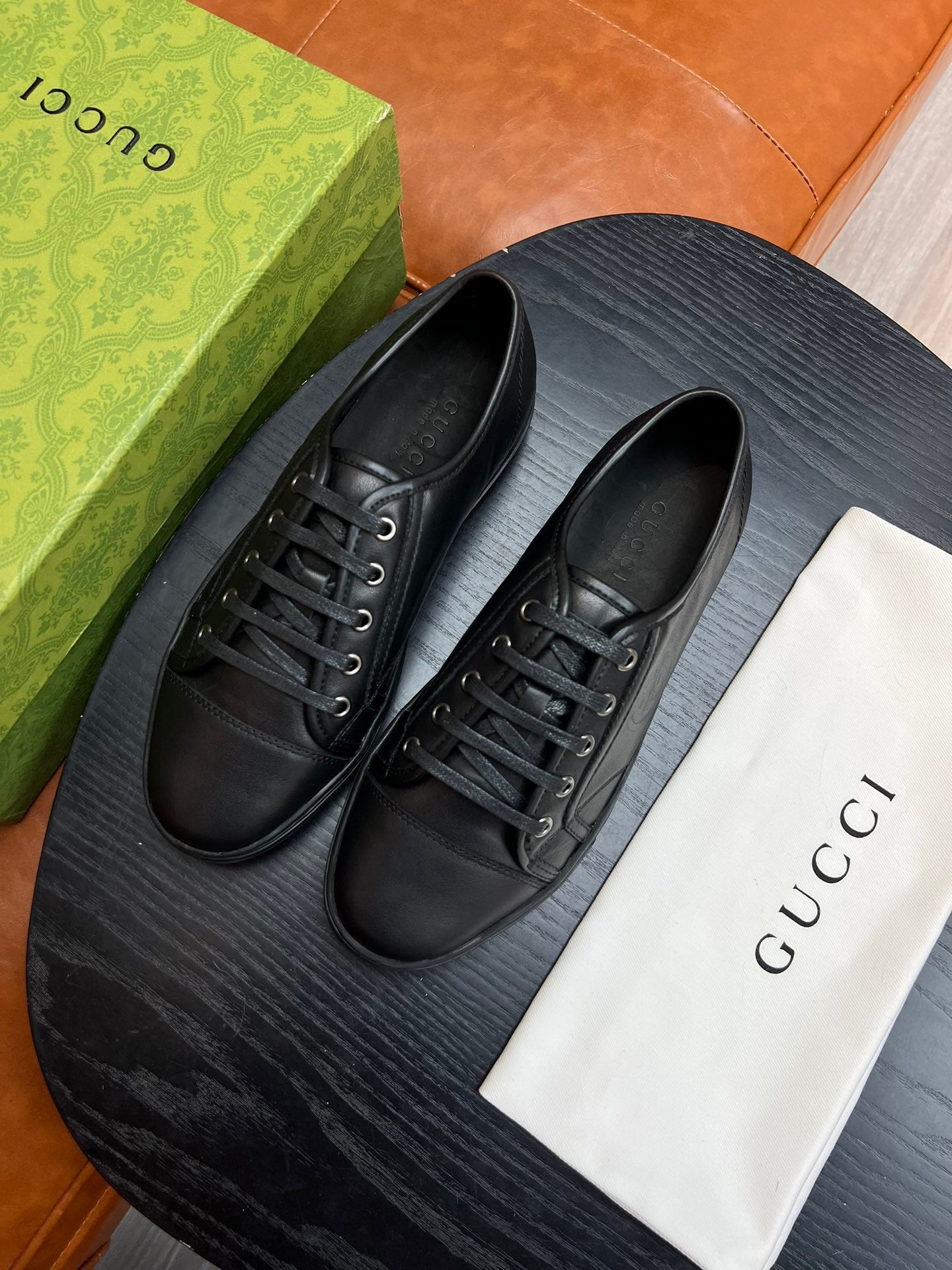 Zapatos marrones, blancos y negros