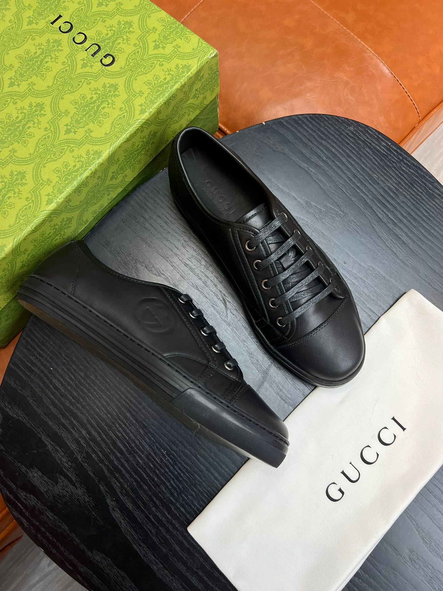 Braune, weiße und schwarze Schuhe