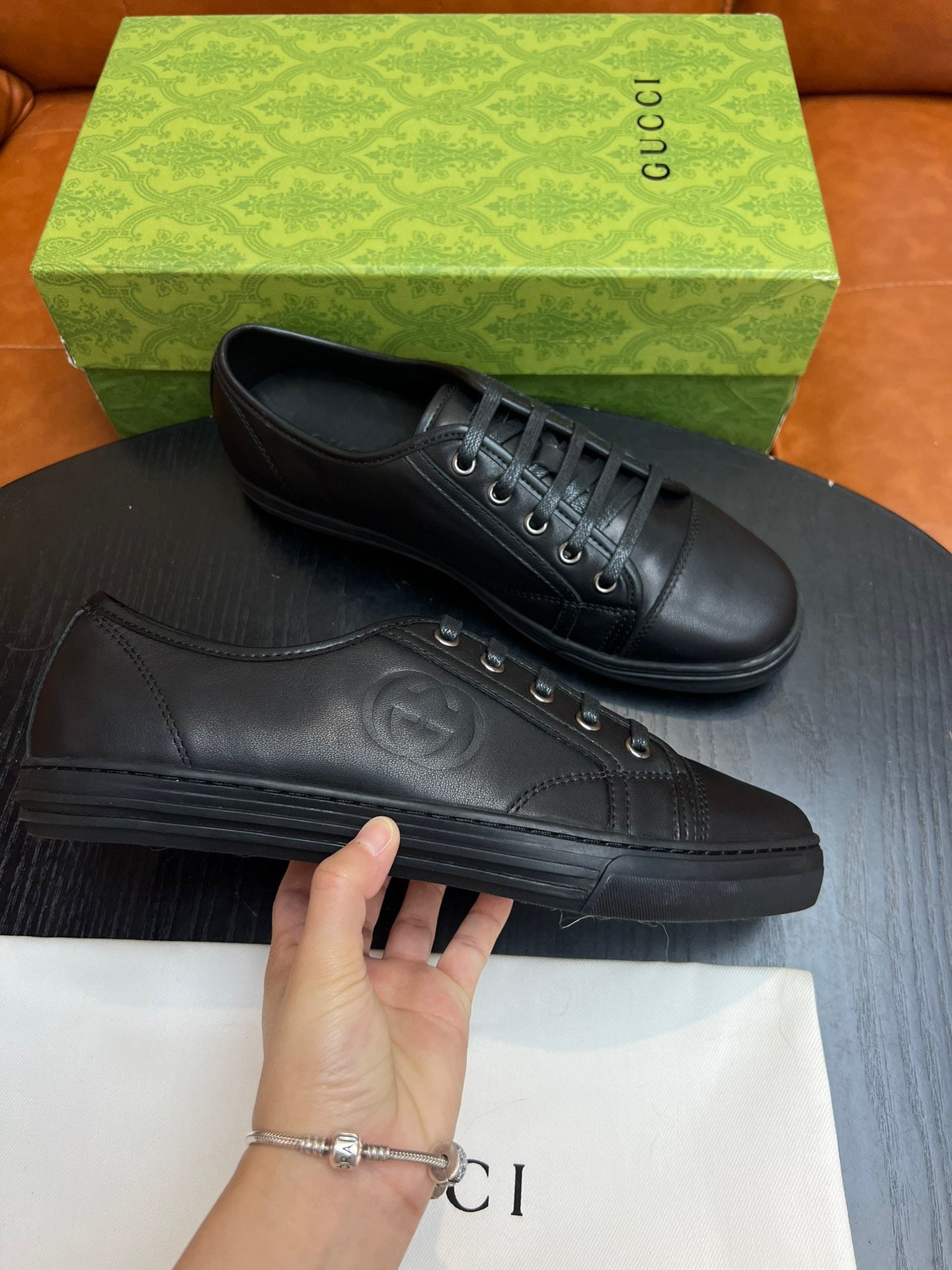 Braune, weiße und schwarze Schuhe