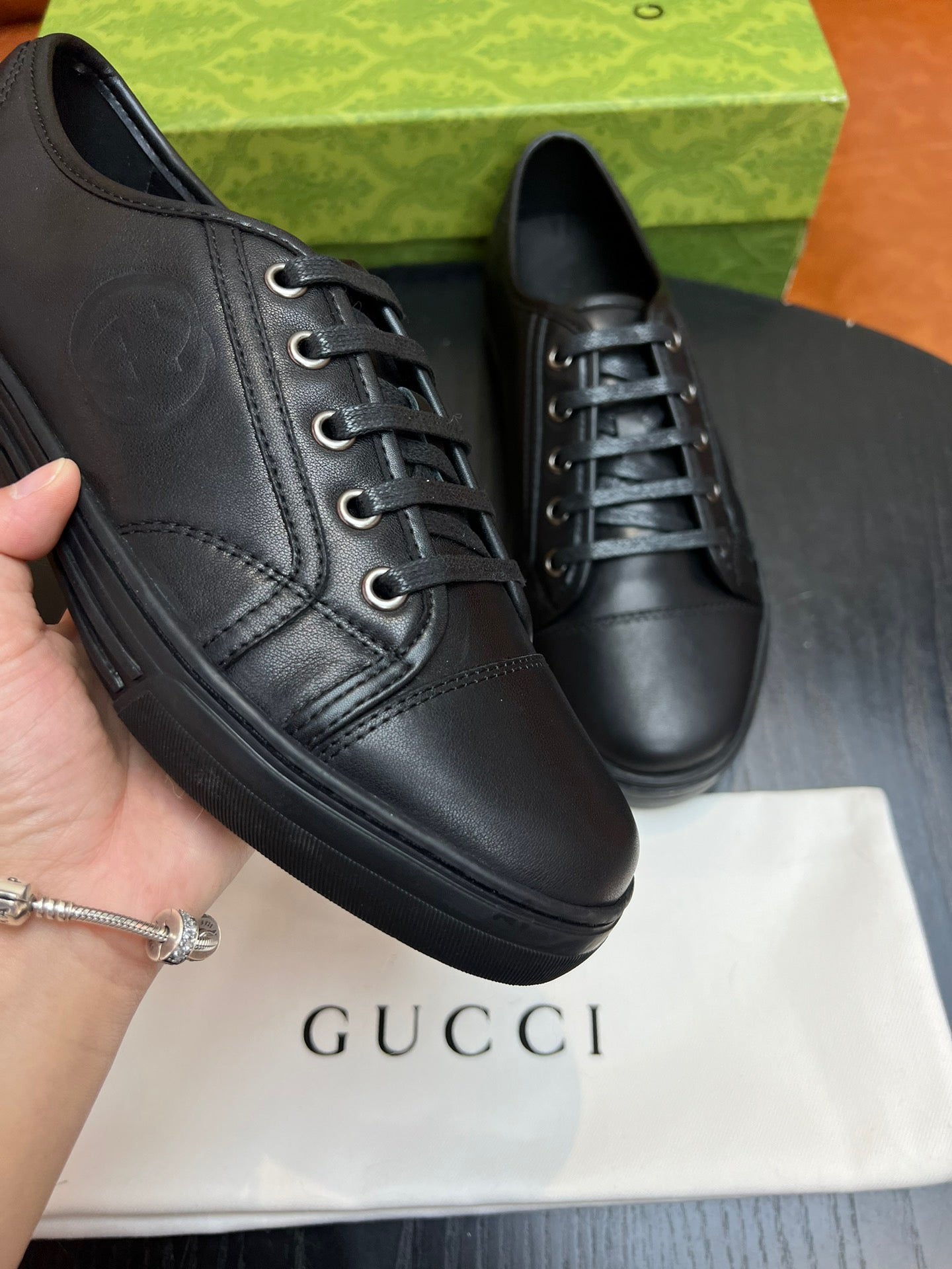 Braune, weiße und schwarze Schuhe