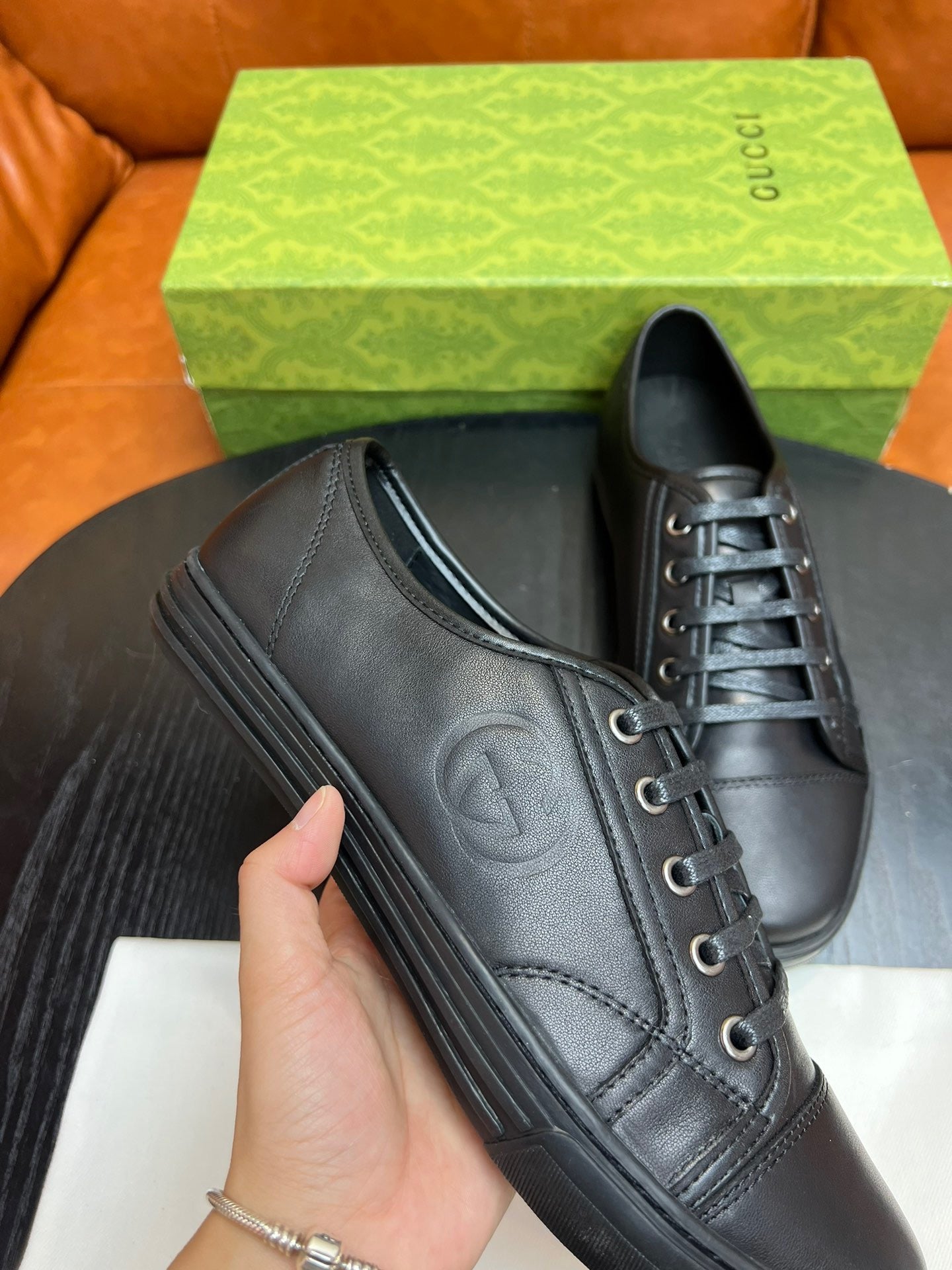 Zapatos marrones, blancos y negros