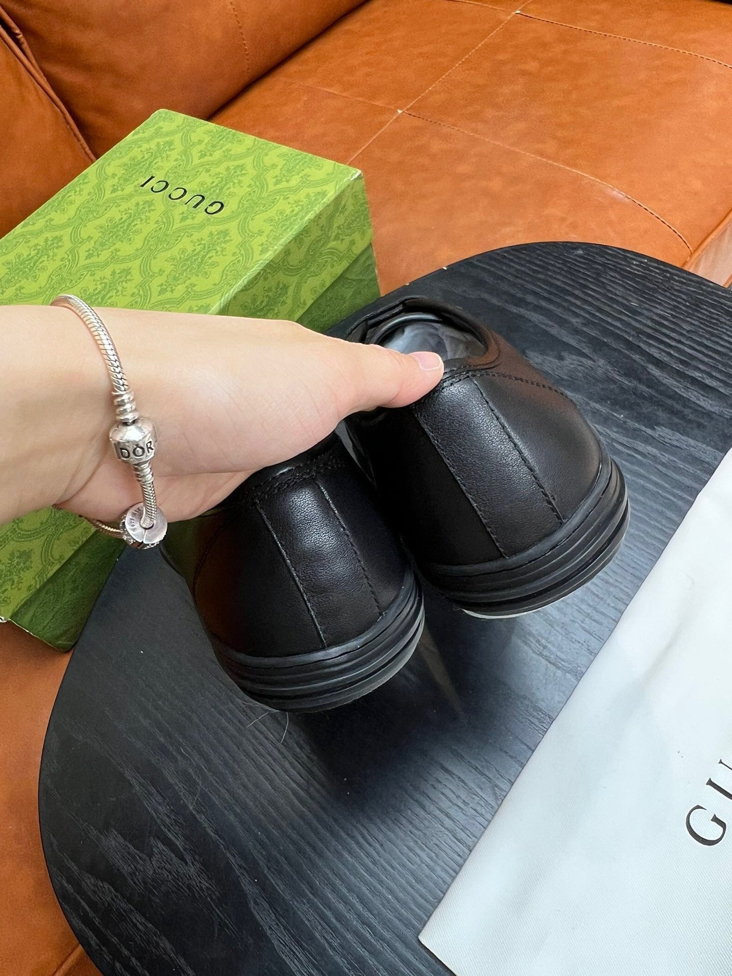 Zapatos marrones, blancos y negros