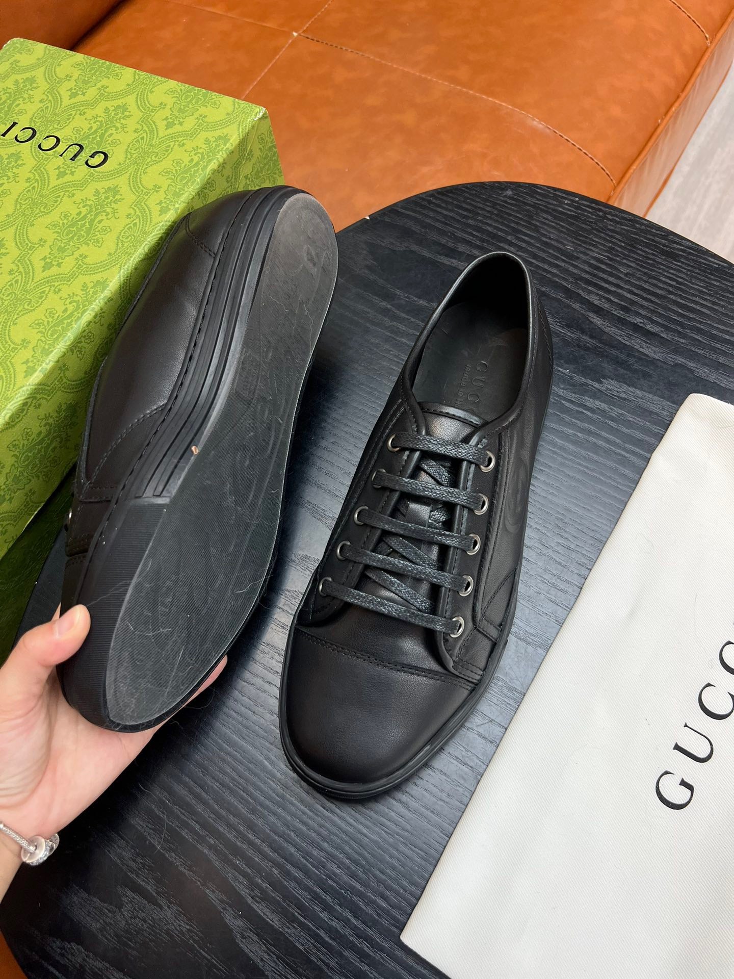 Zapatos marrones, blancos y negros