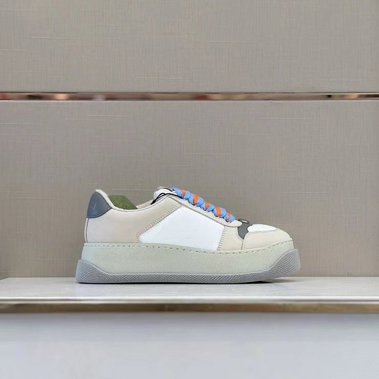 Mehrfarbige Schuhe