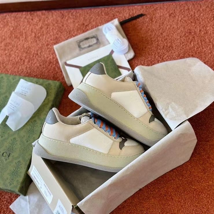 Mehrfarbige Schuhe