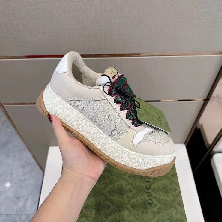 Mehrfarbige Schuhe
