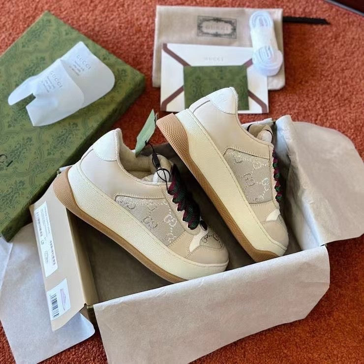 Mehrfarbige Schuhe