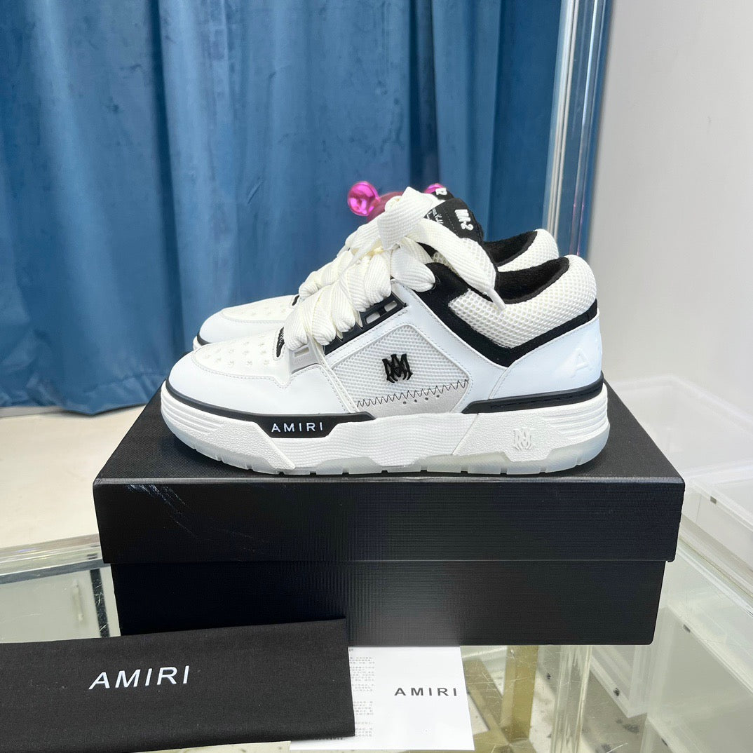 أحذية متعددة الألوان