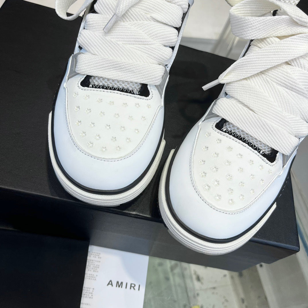 أحذية متعددة الألوان