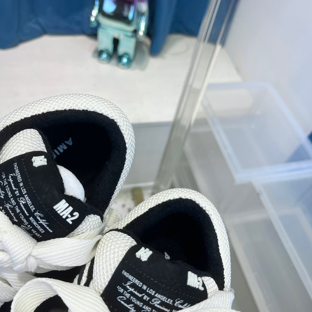 أحذية متعددة الألوان