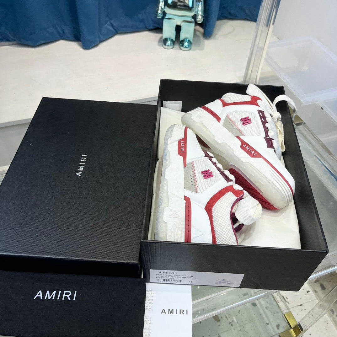 أحذية متعددة الألوان