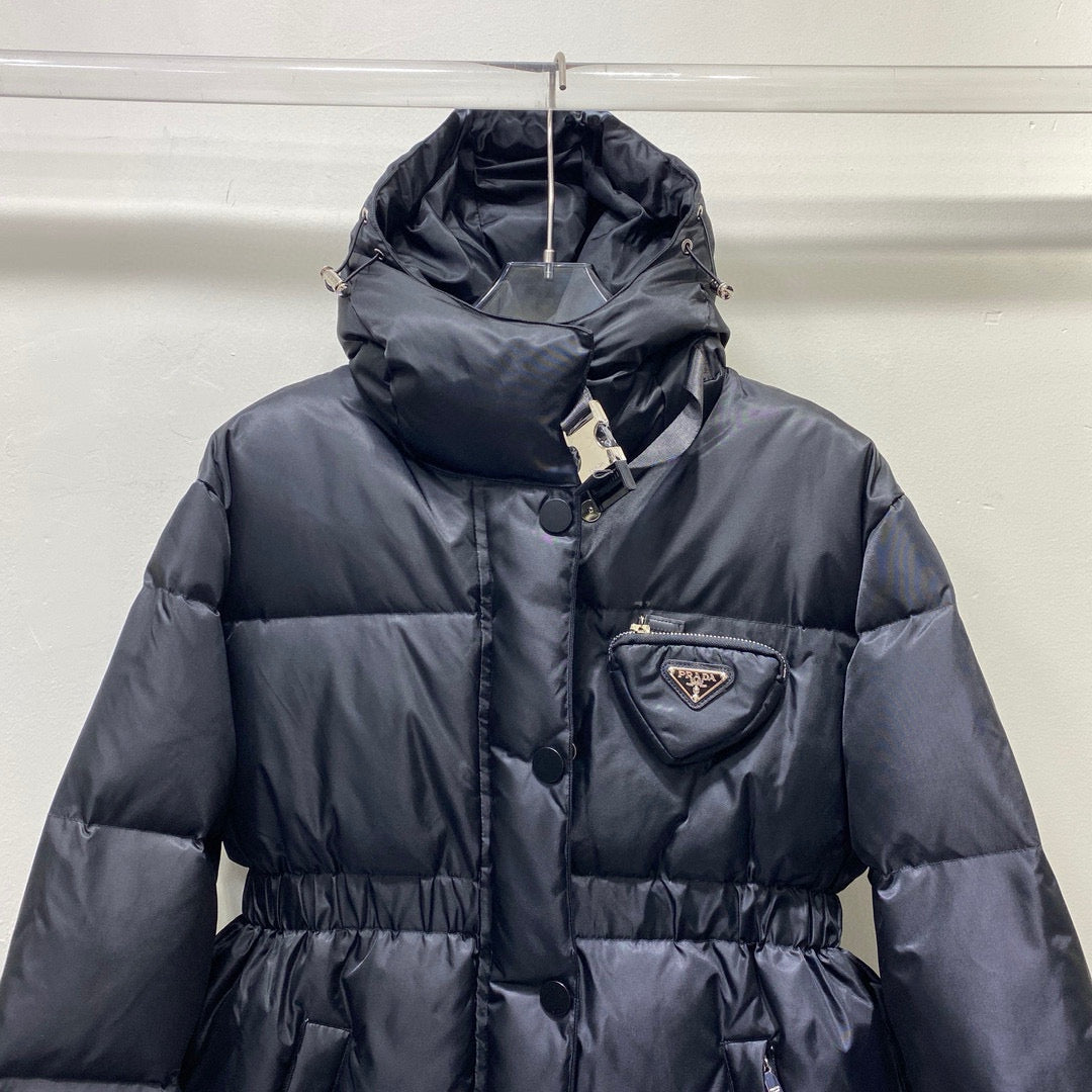 Schwarzer Mantel