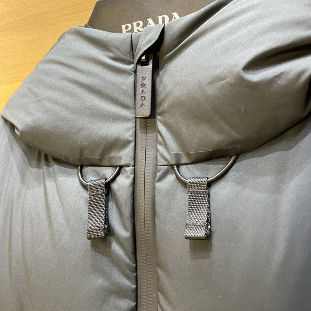 Grau-weiße Jacke
