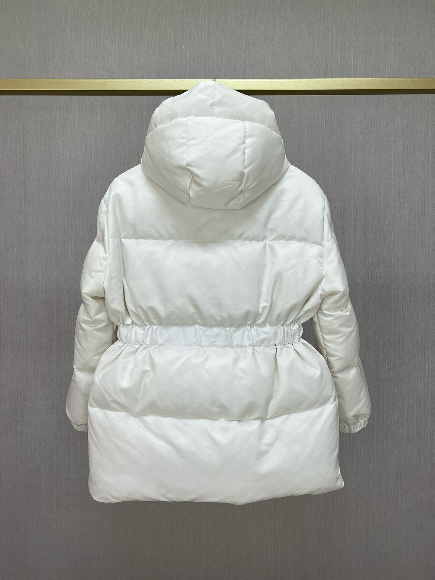 سترة سوداء وبيضاء