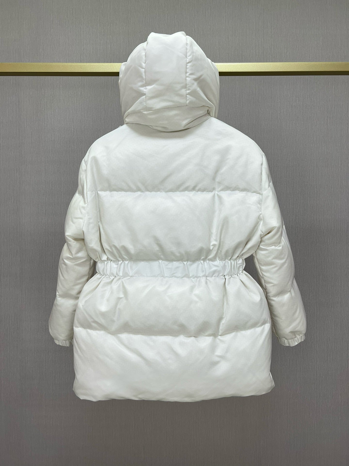 سترة سوداء وبيضاء