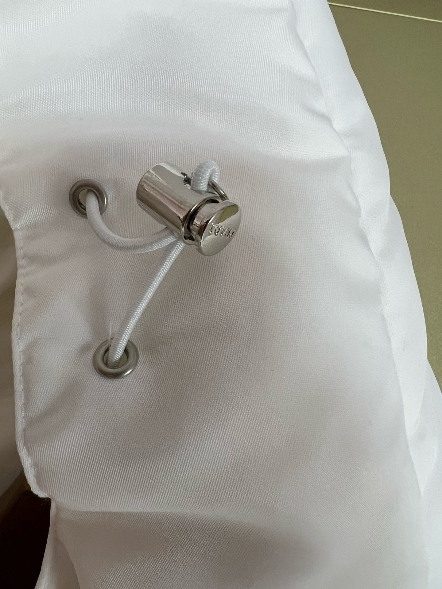 سترة سوداء وبيضاء