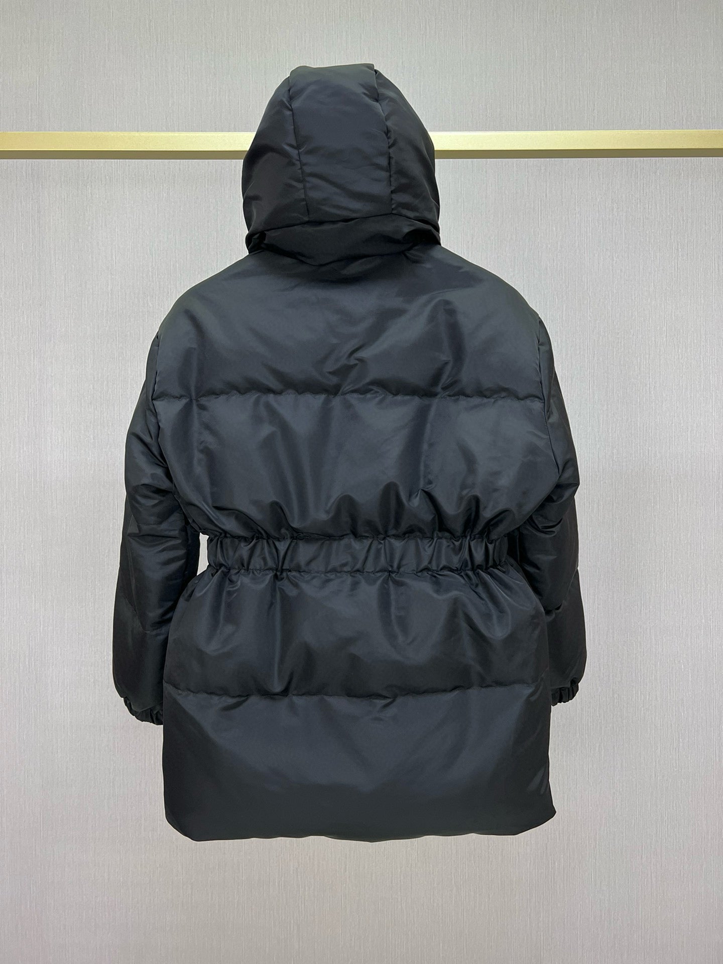 سترة سوداء وبيضاء