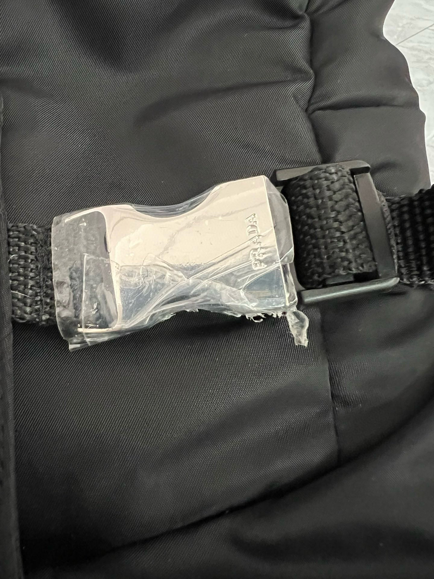 سترة سوداء وبيضاء