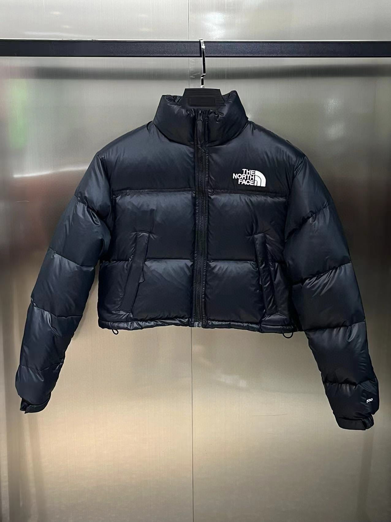 Schwarze, weiße und rote Jacke