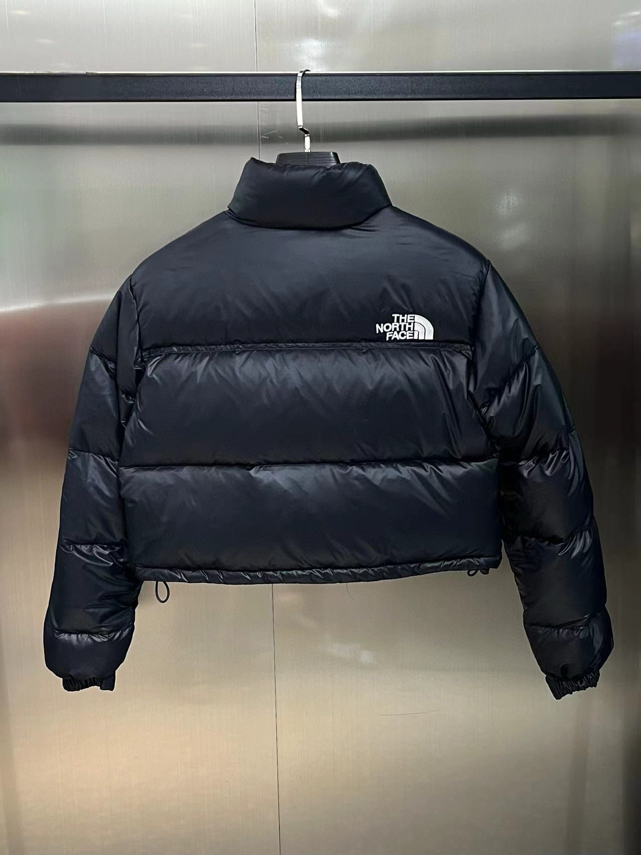 Schwarze, weiße und rote Jacke