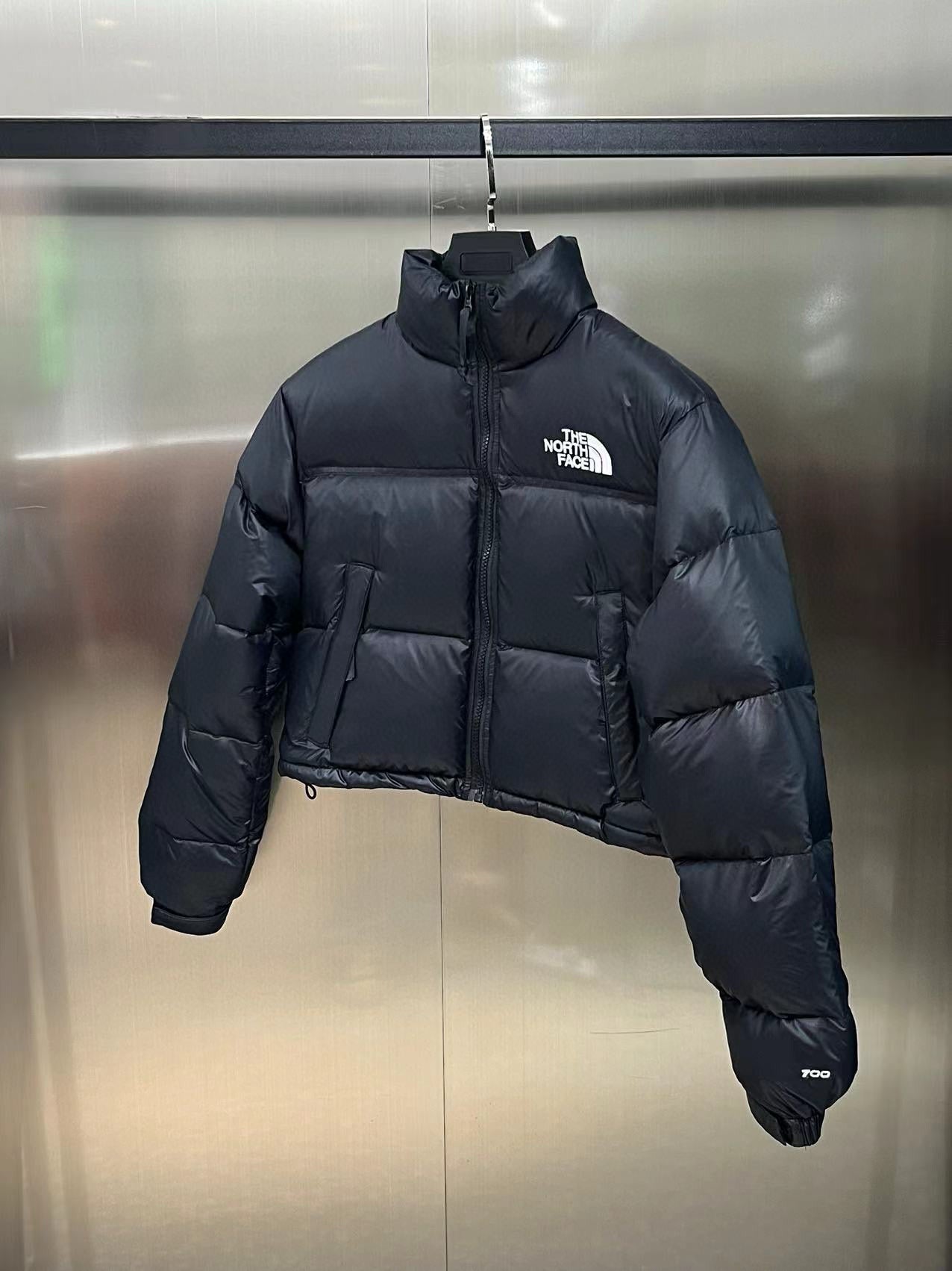 Schwarze, weiße und rote Jacke