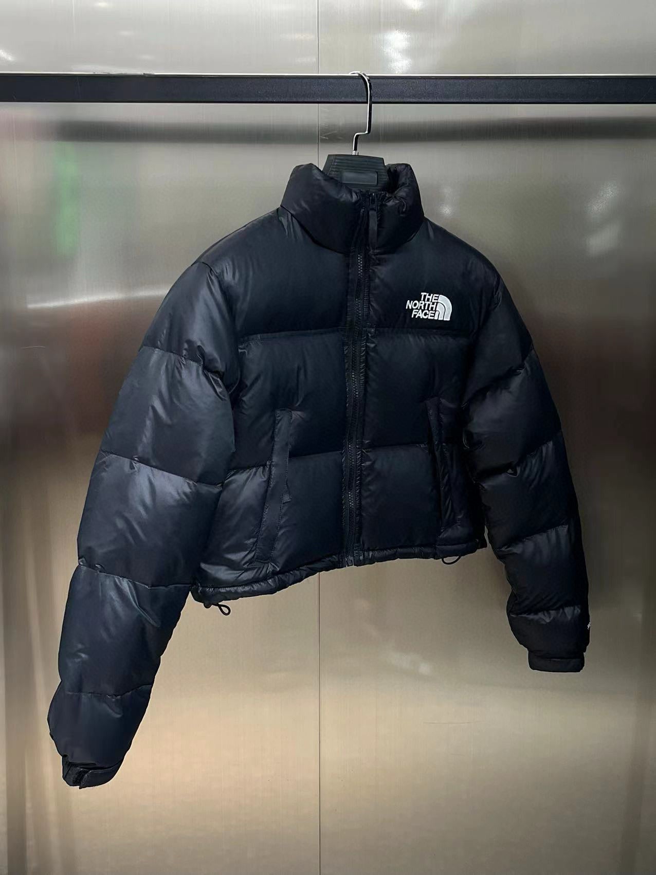 Schwarze, weiße und rote Jacke