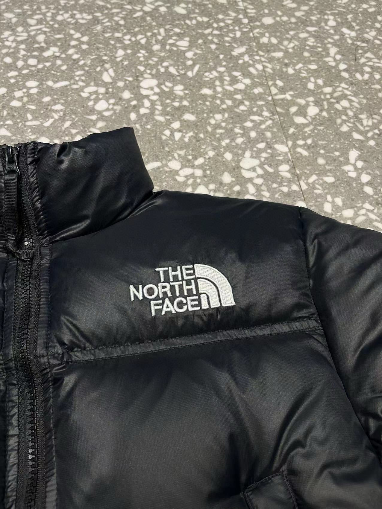 Schwarze, weiße und rote Jacke