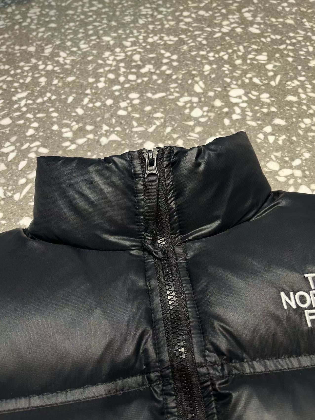 Schwarze, weiße und rote Jacke